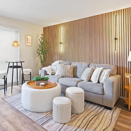 2 Bdrm Condo + Parking In Heart Of Mission Beach!